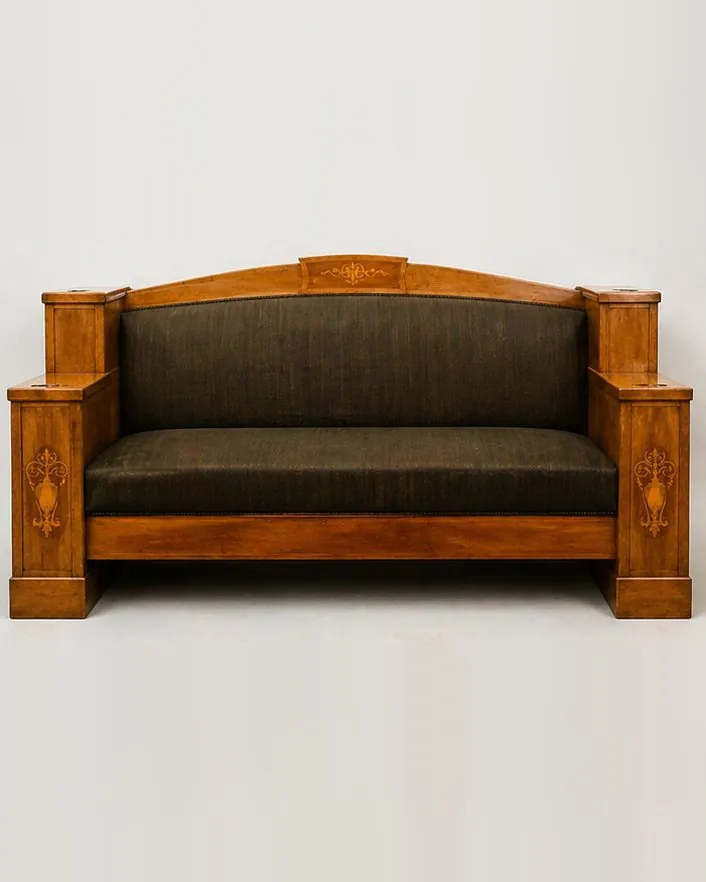 Skapsofa med intarsia i lyst tre og mørkt trekk, fra Chr. Knag i Bergen